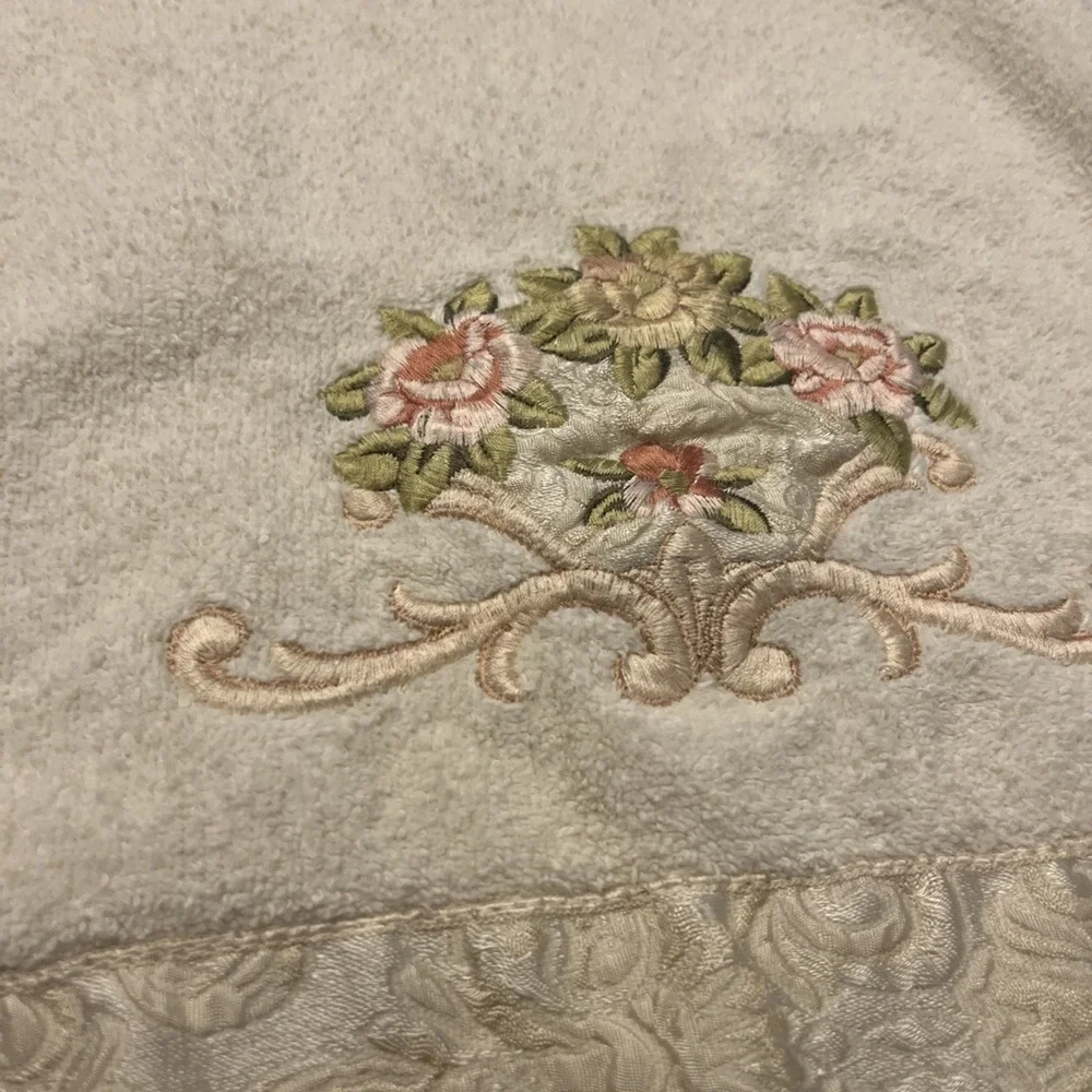 Avanti Ivory Rose Floral Hand‎ Towel Embellished Bath Decor Cottagecore